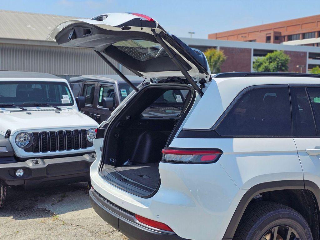 new 2026 Jeep Grand Cherokee car, priced at $32,355