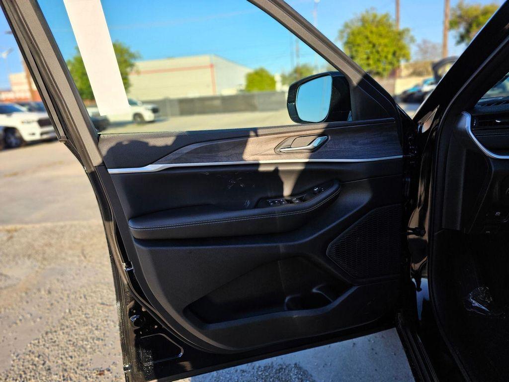 new 2026 Jeep Grand Cherokee car, priced at $48,525