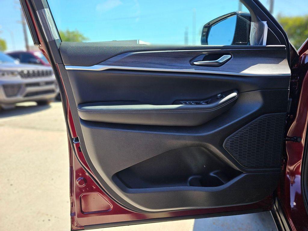 new 2026 Jeep Grand Cherokee car, priced at $40,350