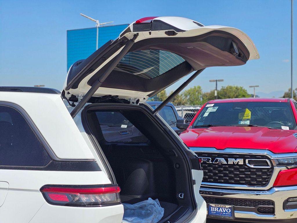 new 2026 Jeep Grand Cherokee car, priced at $33,985