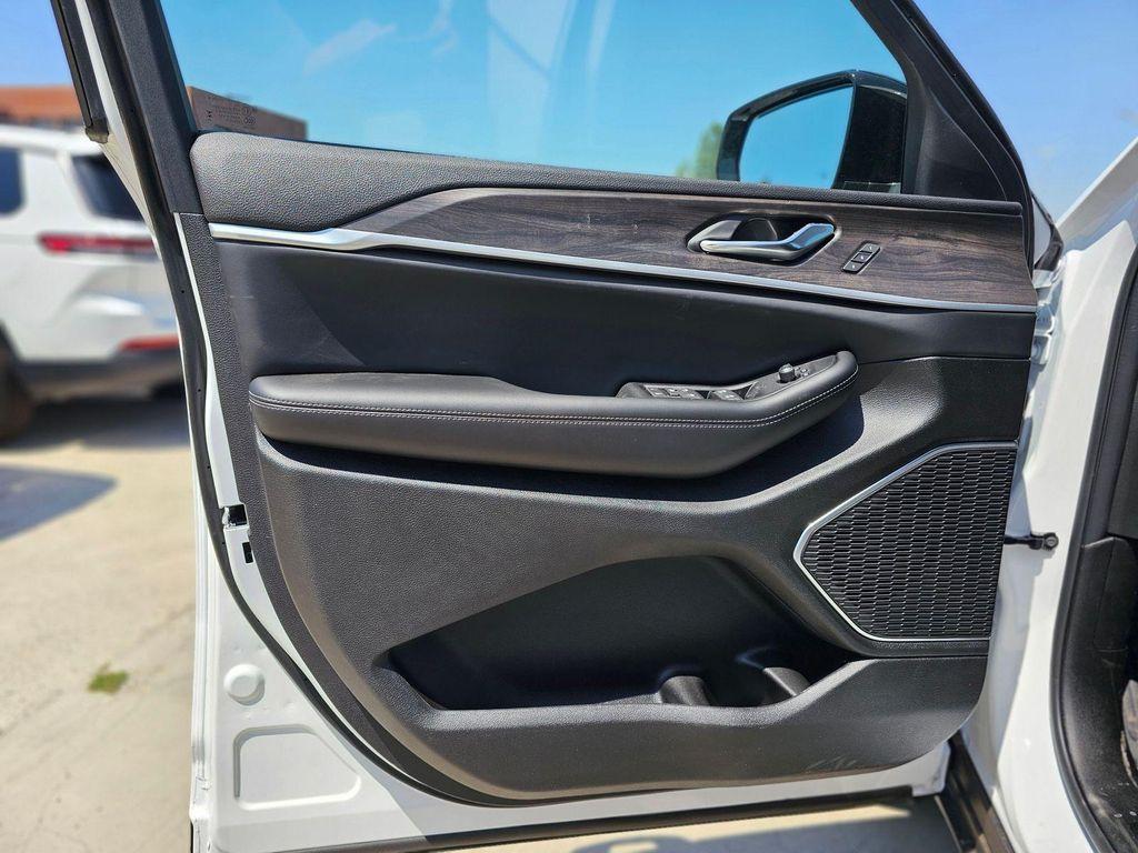new 2026 Jeep Grand Cherokee car, priced at $33,985