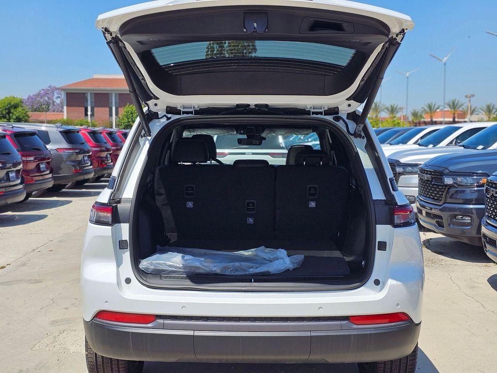 new 2026 Jeep Grand Cherokee car, priced at $33,985