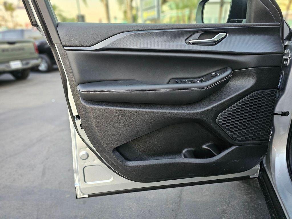 new 2026 Jeep Grand Cherokee car, priced at $32,495