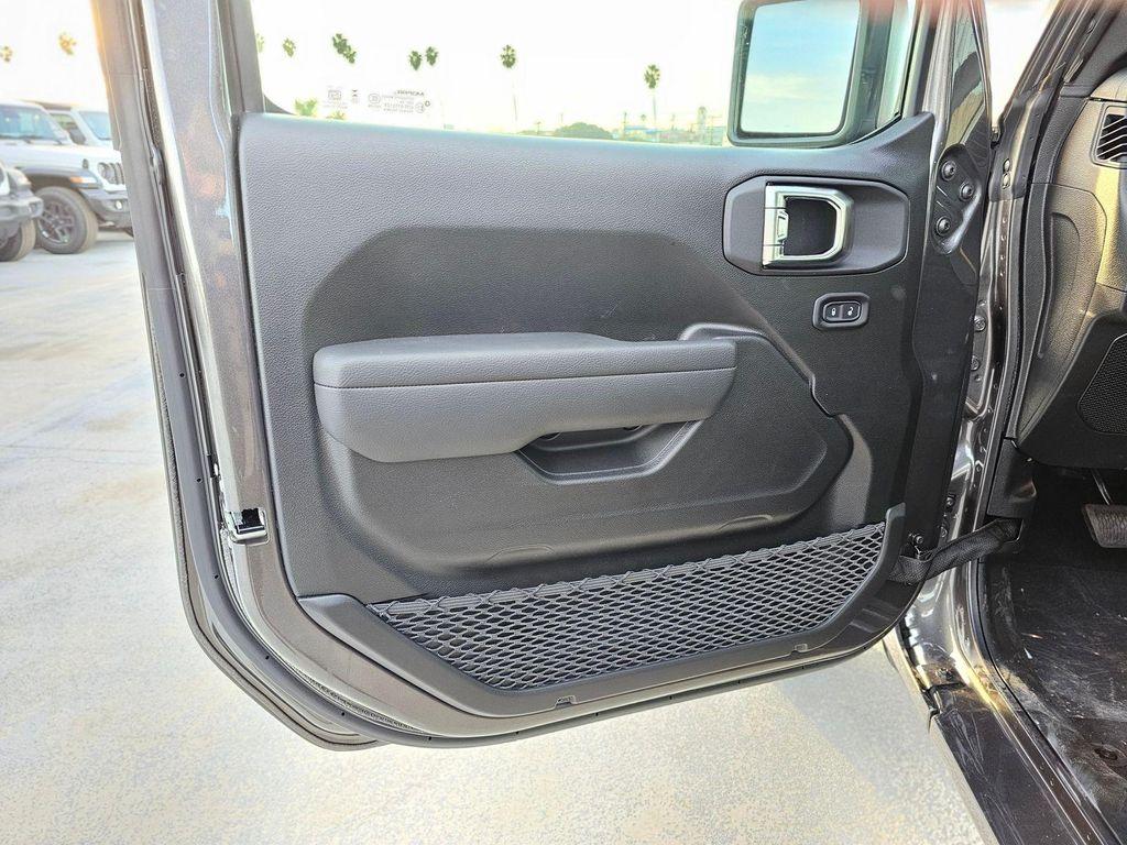 new 2026 Jeep Gladiator car, priced at $29,195