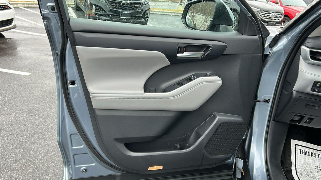 used 2020 Toyota Highlander car, priced at $27,990