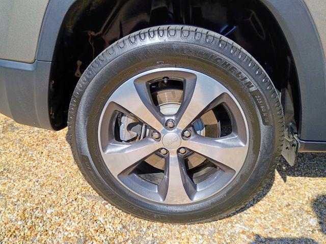 used 2019 Jeep Cherokee car, priced at $15,959