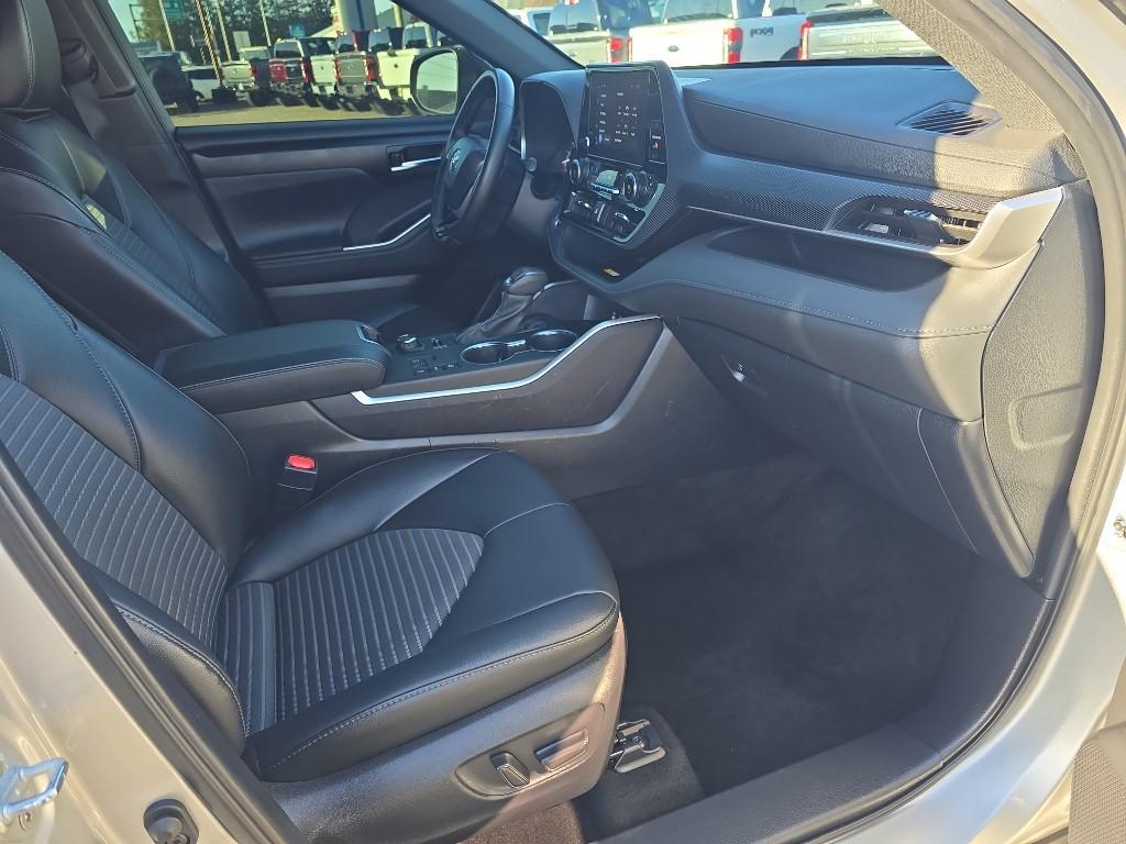 used 2024 Toyota Highlander car, priced at $43,999