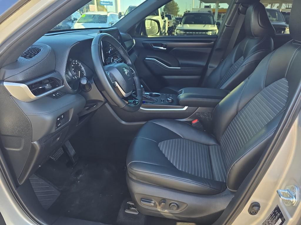 used 2024 Toyota Highlander car, priced at $43,999
