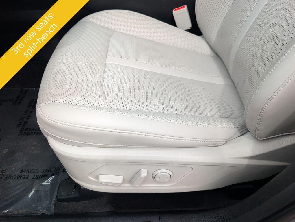 used 2025 Kia Sorento car, priced at $33,098
