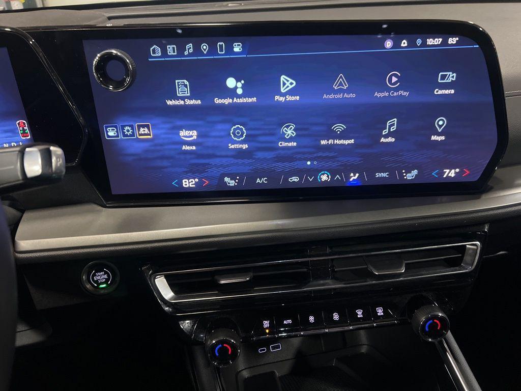 used 2024 Chevrolet Traverse car, priced at $33,004