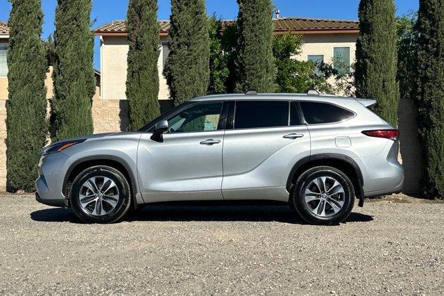 used 2021 Toyota Highlander car, priced at $29,400