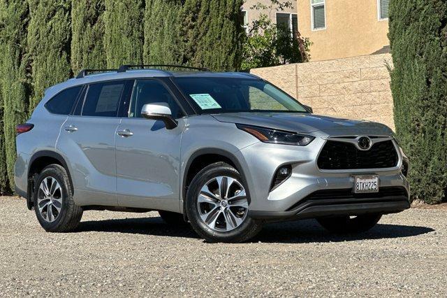 used 2021 Toyota Highlander car, priced at $29,400