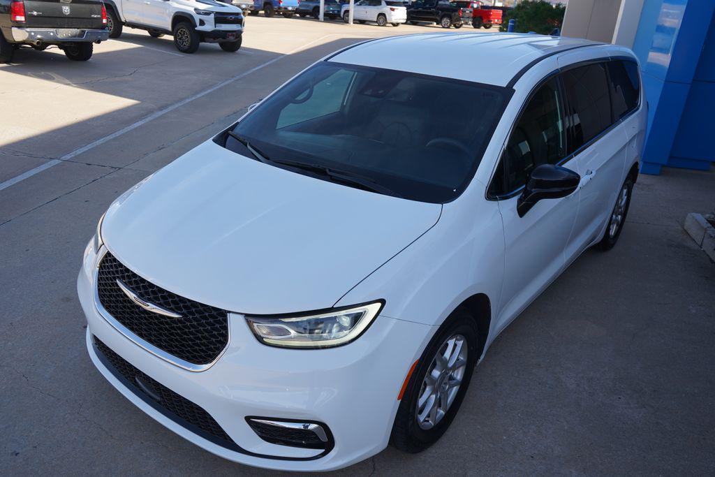 used 2025 Chrysler Pacifica car, priced at $28,999