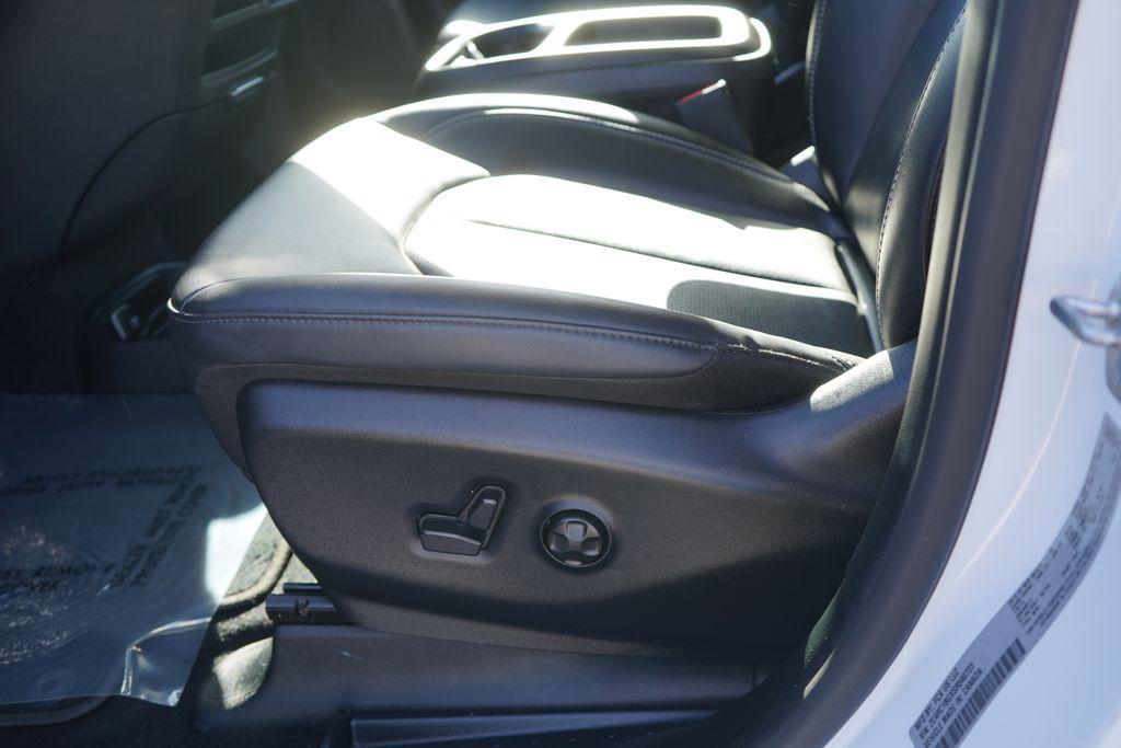 used 2025 Chrysler Pacifica car, priced at $28,999