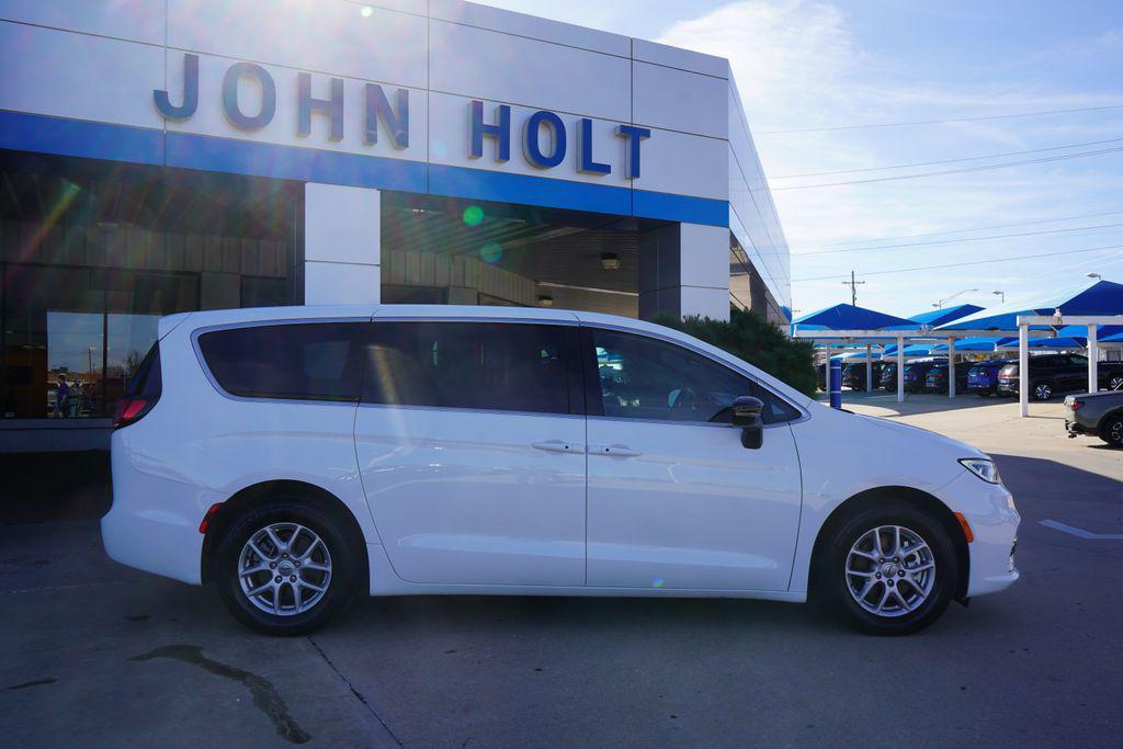 used 2025 Chrysler Pacifica car, priced at $28,999