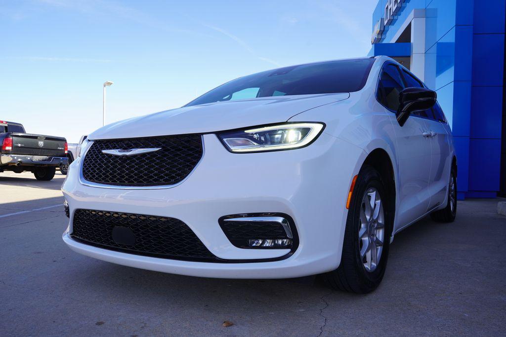 used 2025 Chrysler Pacifica car, priced at $28,999