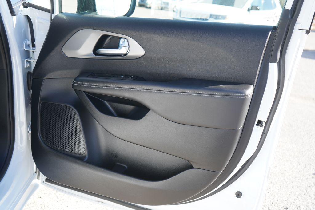 used 2025 Chrysler Pacifica car, priced at $28,999