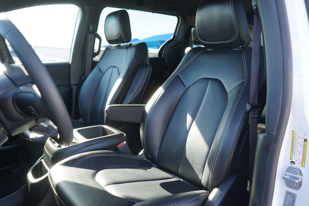 used 2025 Chrysler Pacifica car, priced at $28,999