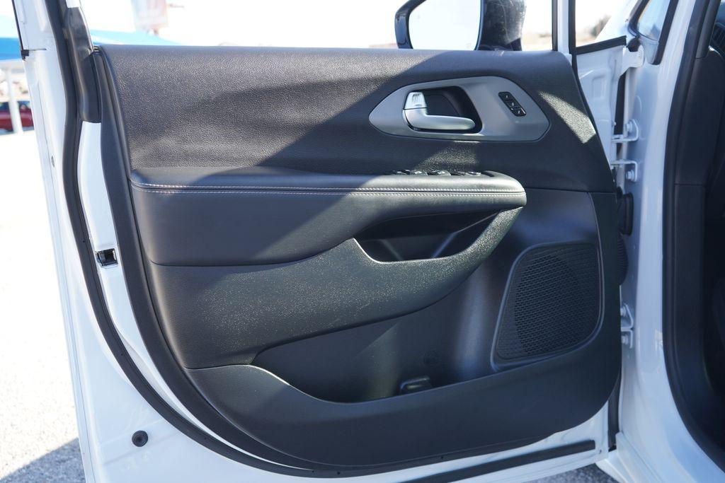 used 2025 Chrysler Pacifica car, priced at $28,999