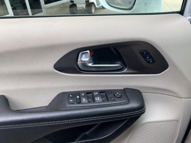 2022 Bright White Clearcoat Chrysler Pacifica