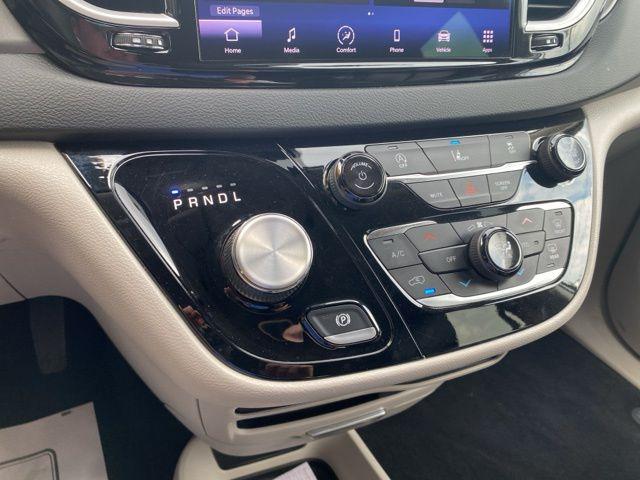 2022 Bright White Clearcoat Chrysler Pacifica