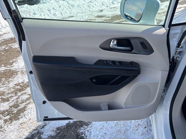 used 2022 Chrysler Pacifica Hybrid car, priced at $21,977