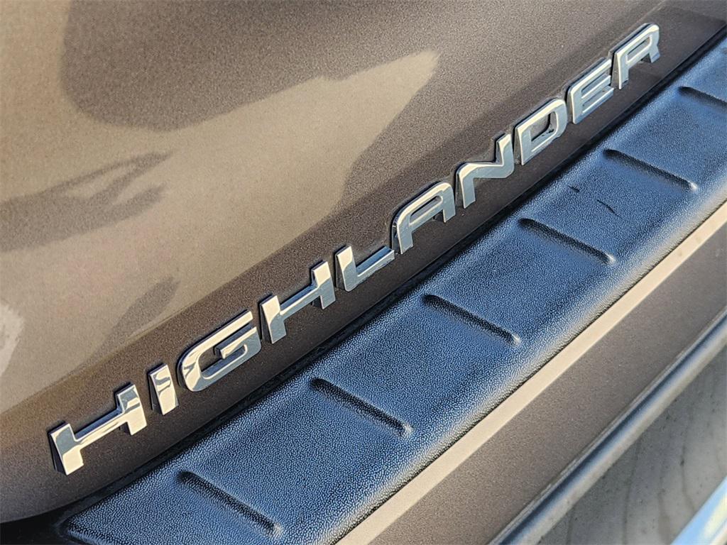 used 2022 Toyota Highlander car, priced at $30,888