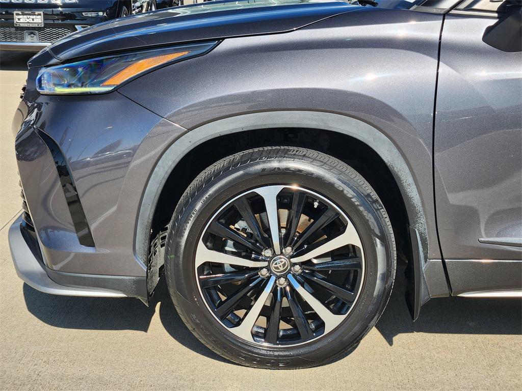 used 2022 Toyota Highlander car, priced at $30,888