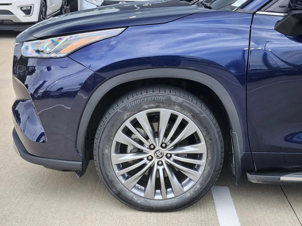 used 2022 Toyota Highlander car, priced at $33,113