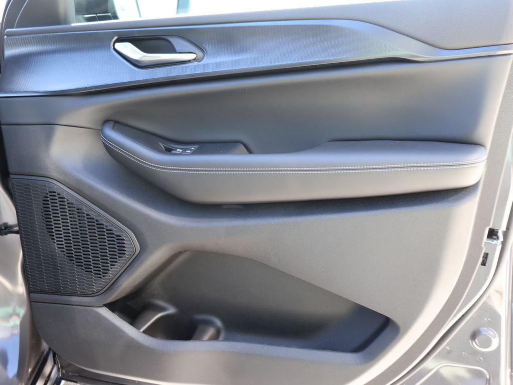 new 2026 Jeep Grand Cherokee car, priced at $44,025