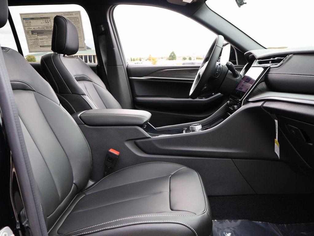 new 2025 Jeep Grand Cherokee car, priced at $39,013