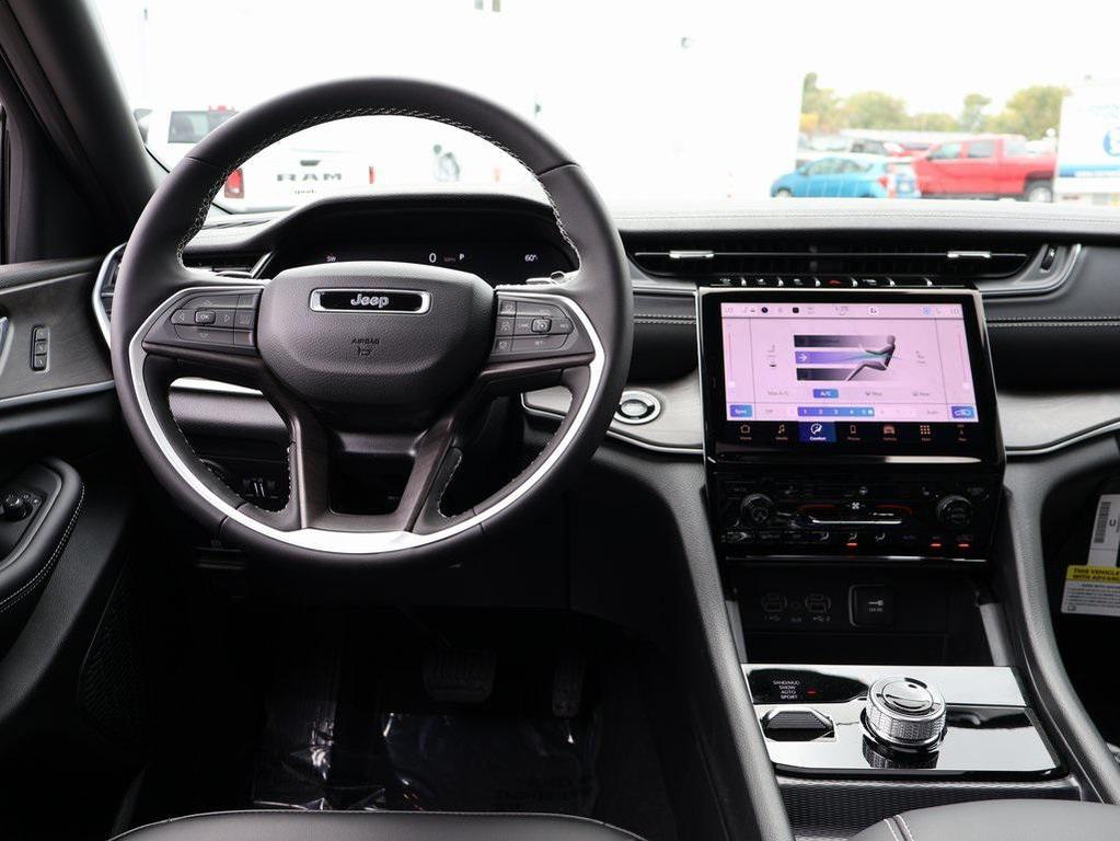 new 2025 Jeep Grand Cherokee car, priced at $39,013