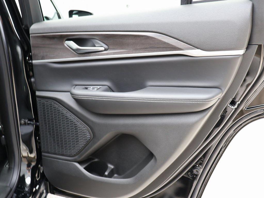 new 2025 Jeep Grand Cherokee car, priced at $39,013