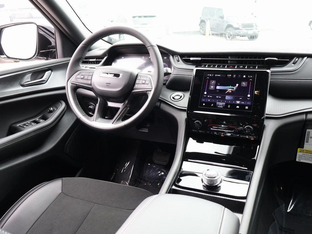 new 2025 Jeep Grand Cherokee car, priced at $38,295