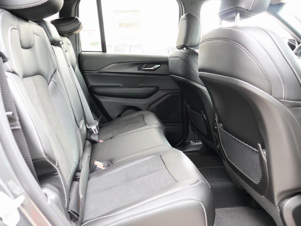 new 2025 Jeep Grand Cherokee car, priced at $38,295