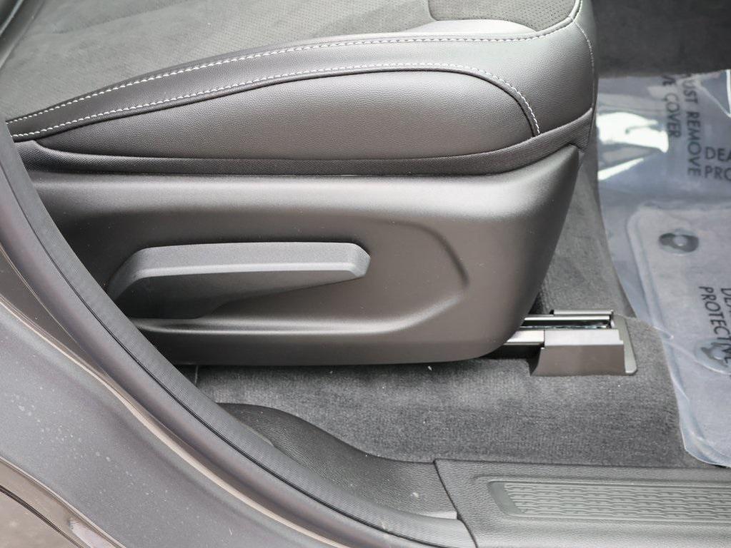 new 2025 Jeep Grand Cherokee car, priced at $38,295