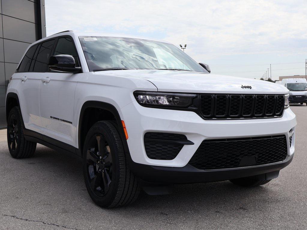 new 2025 Jeep Grand Cherokee car, priced at $37,777