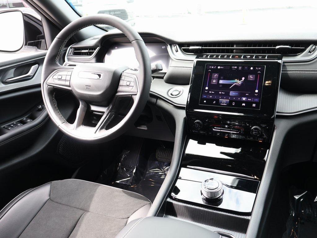 new 2025 Jeep Grand Cherokee car, priced at $37,777