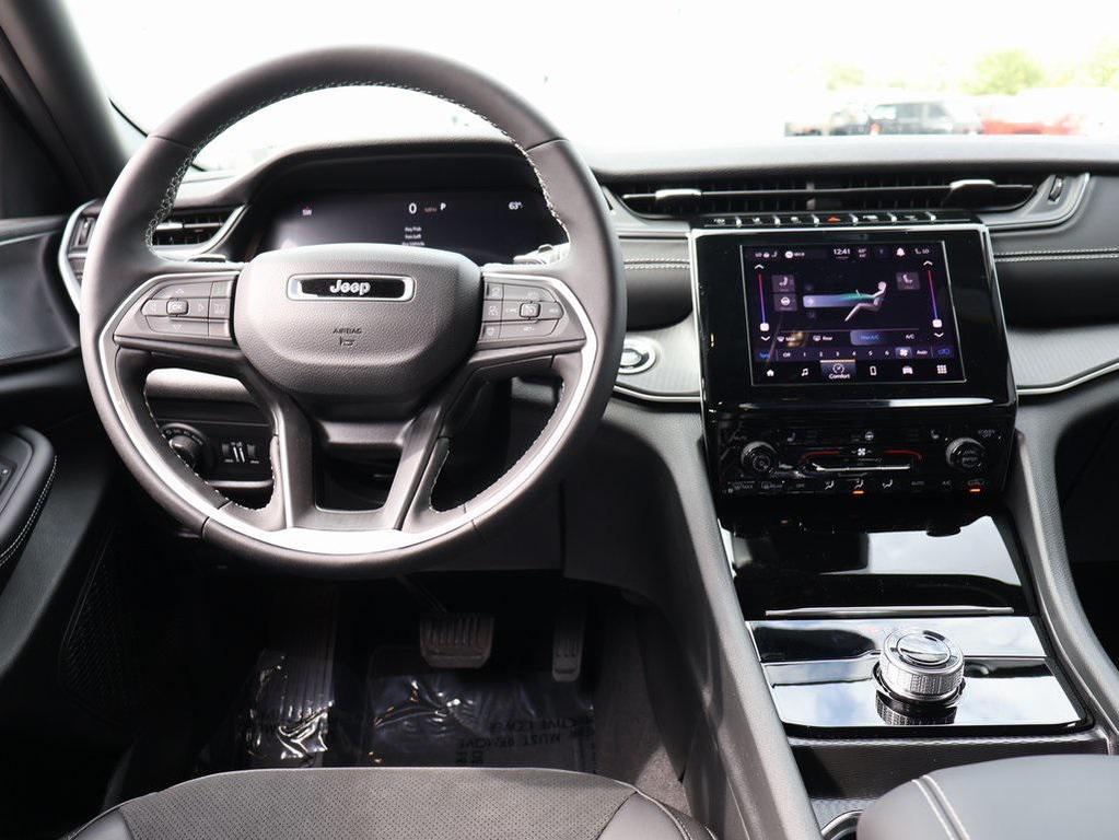 new 2025 Jeep Grand Cherokee car, priced at $37,777