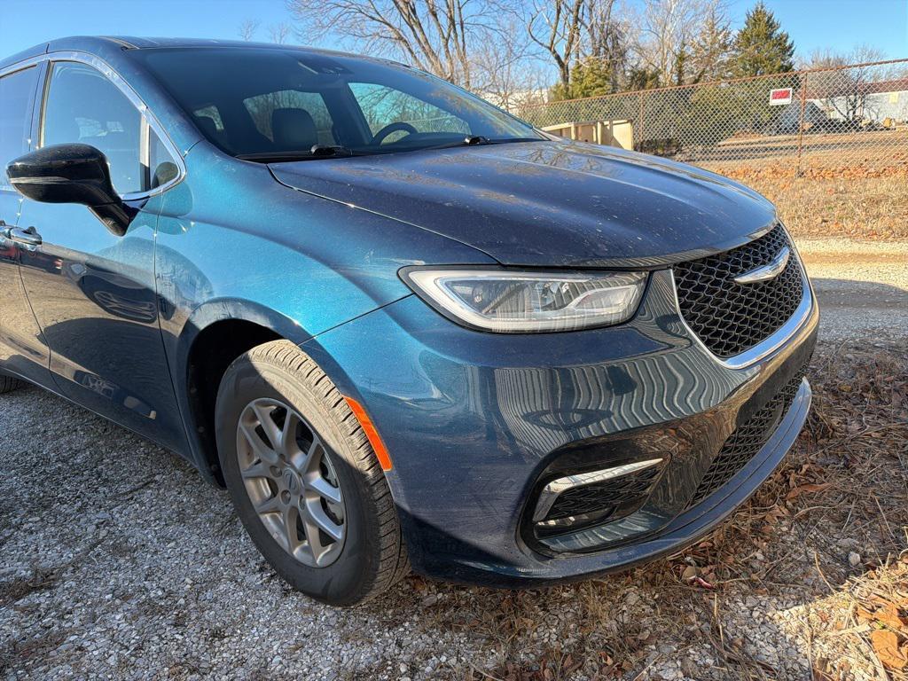 used 2025 Chrysler Pacifica car, priced at $30,999