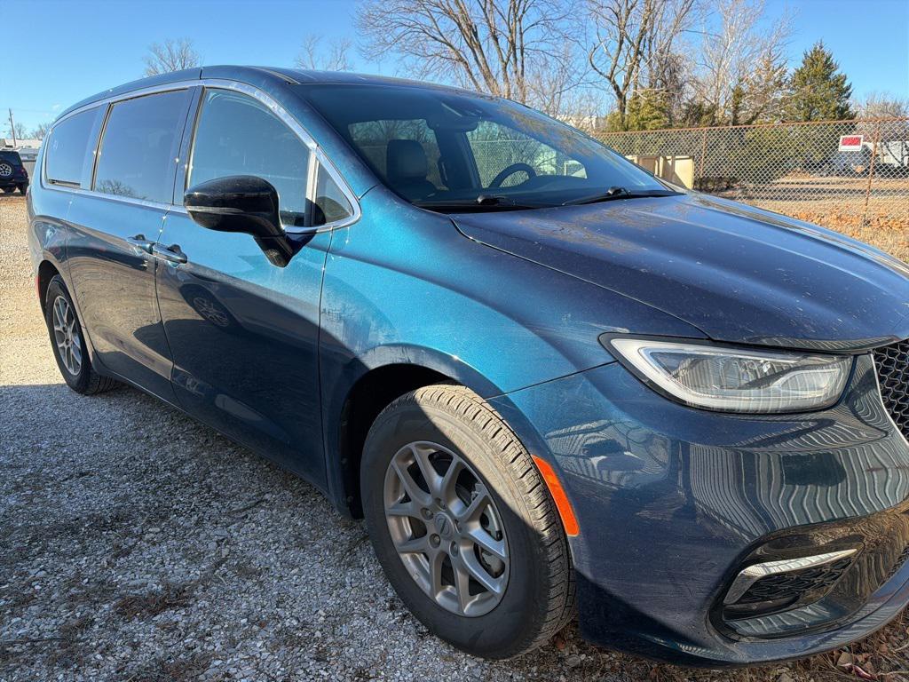 used 2025 Chrysler Pacifica car, priced at $30,999