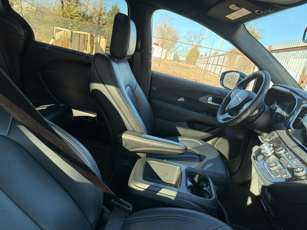 used 2025 Chrysler Pacifica car, priced at $30,999
