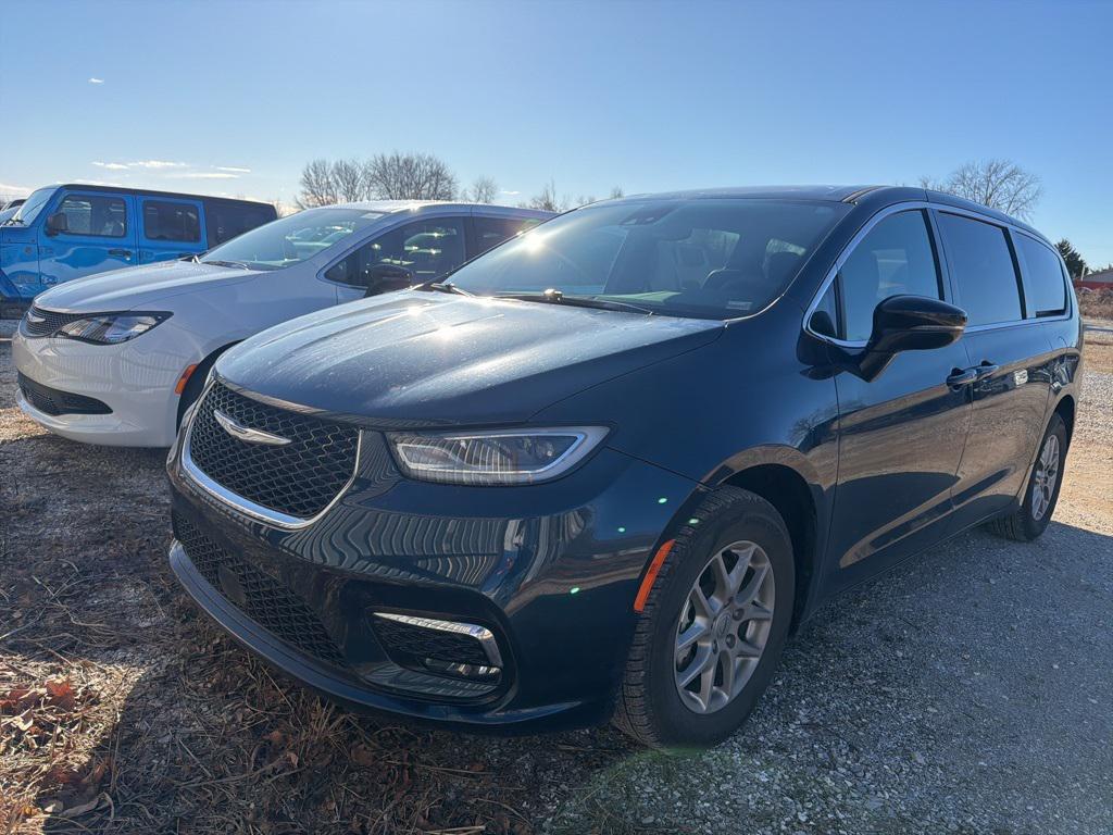 used 2025 Chrysler Pacifica car, priced at $30,999