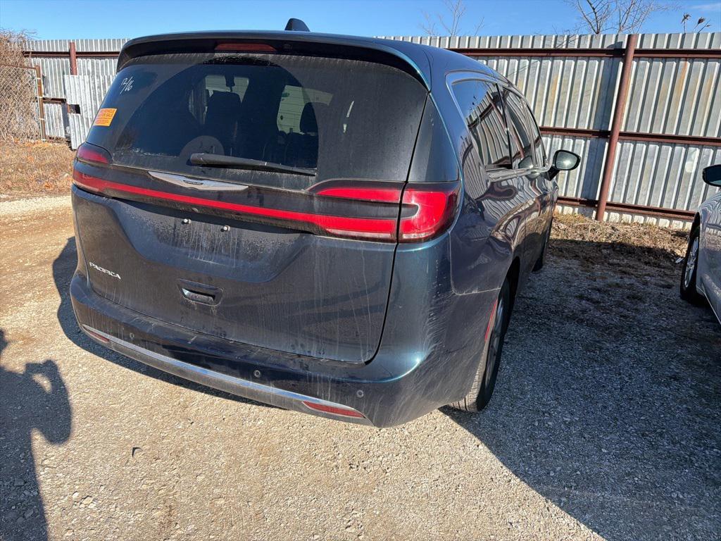 used 2025 Chrysler Pacifica car, priced at $30,999
