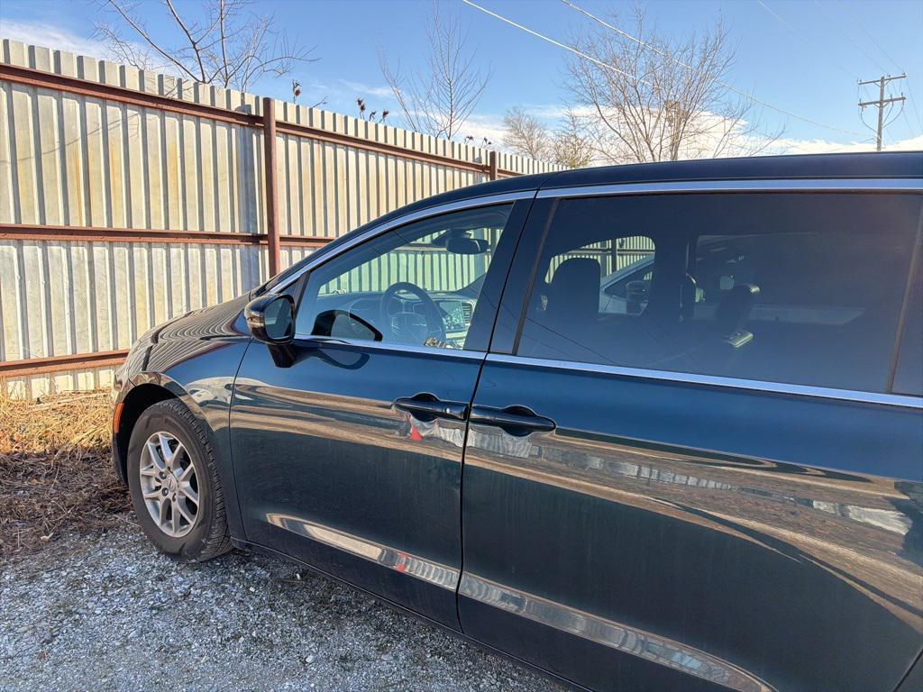 used 2025 Chrysler Pacifica car, priced at $30,999