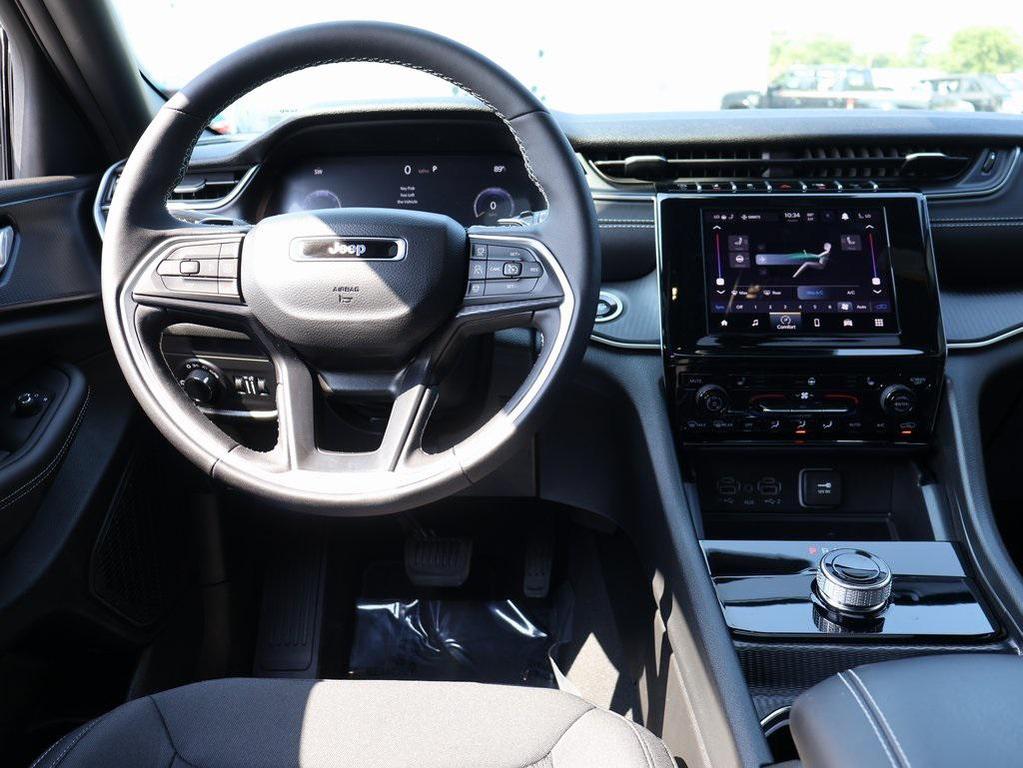 new 2025 Jeep Grand Cherokee car, priced at $33,908