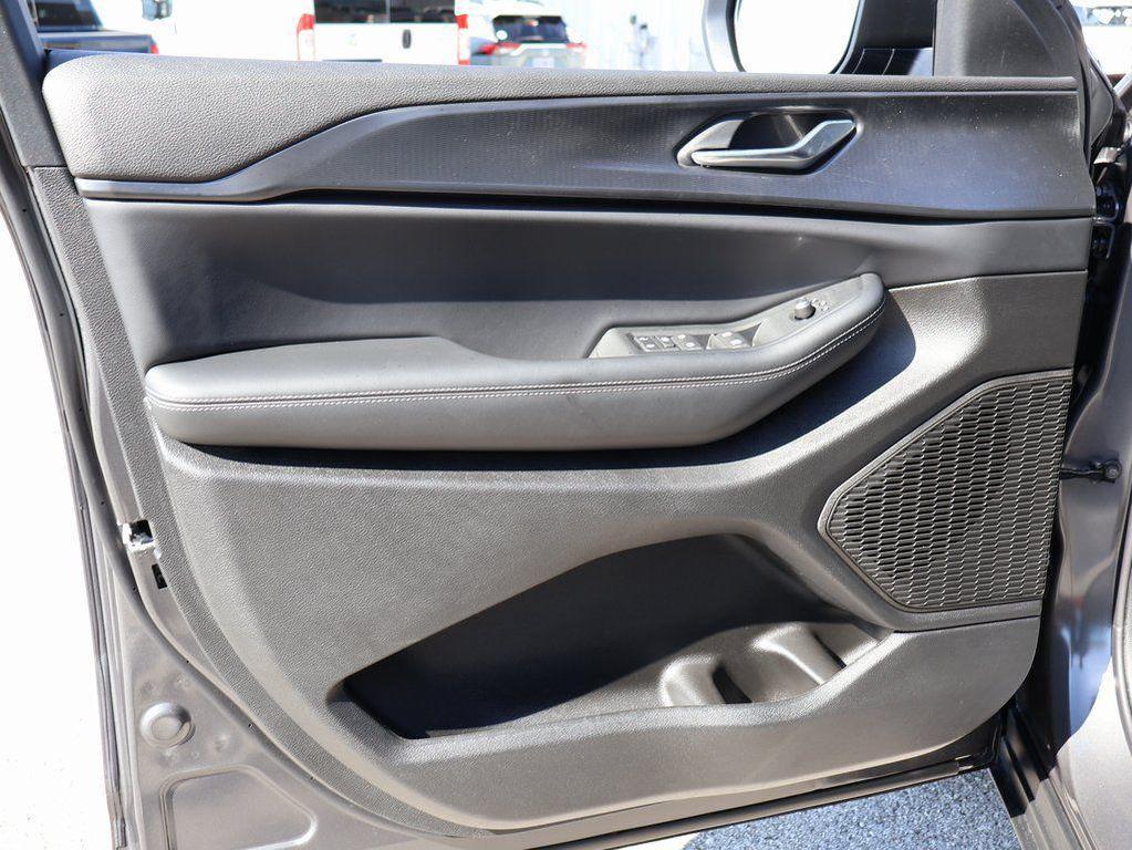 new 2025 Jeep Grand Cherokee car, priced at $33,620