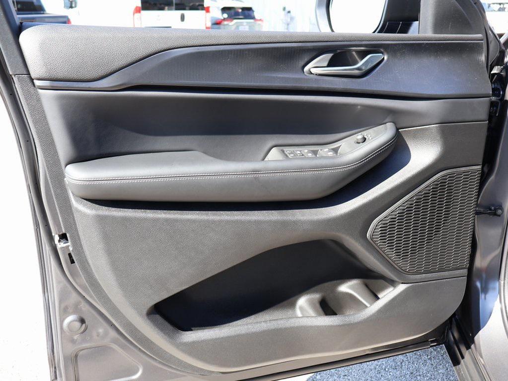 new 2025 Jeep Grand Cherokee car, priced at $33,011