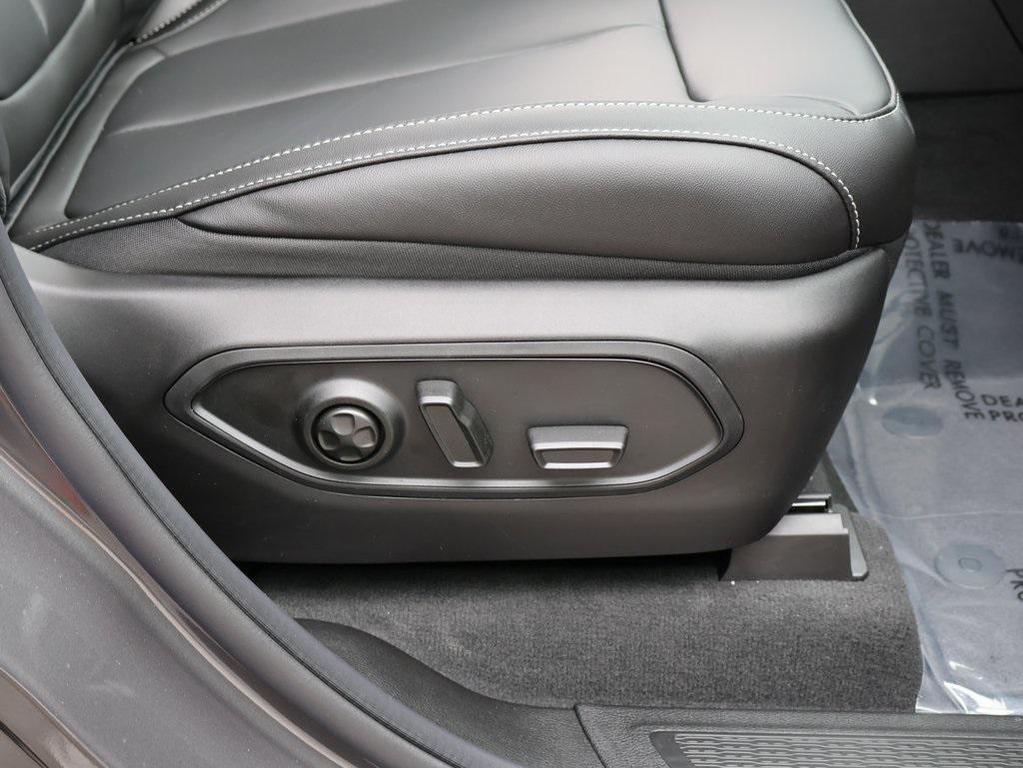 new 2025 Jeep Grand Cherokee car, priced at $40,013