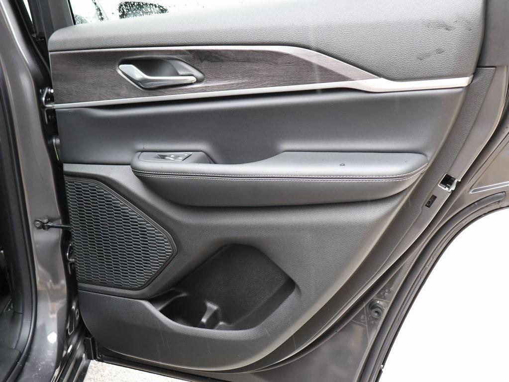 new 2025 Jeep Grand Cherokee car, priced at $40,013